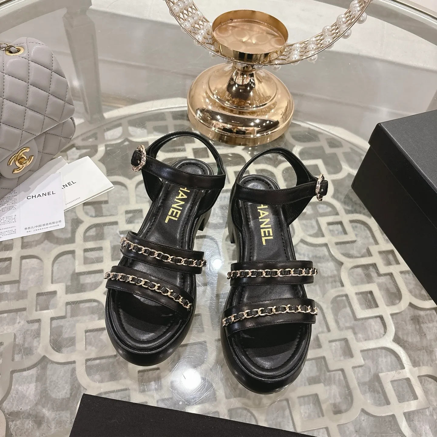 👟👟Ex-factory price 560👟👟Chanel Xiaoxiang 2025ss spring and summer latest catwalk fashion chain decoration top quality! Accurate to 1:1, light luxury without tiring the feet, the upper foot can be matched with spring and summer clothes at will, highlighting texture and taste, simple yet luxurious appearance, even if it is just a pair of sandals, it is definitely a must-have pair in the summer shoe cabinet. Upper: imported lambskin. Lining: imported sheepskin lining. Outsole: original customized outsole. Size: 35-40 (40.41.42 custom-made, non-returnable)
